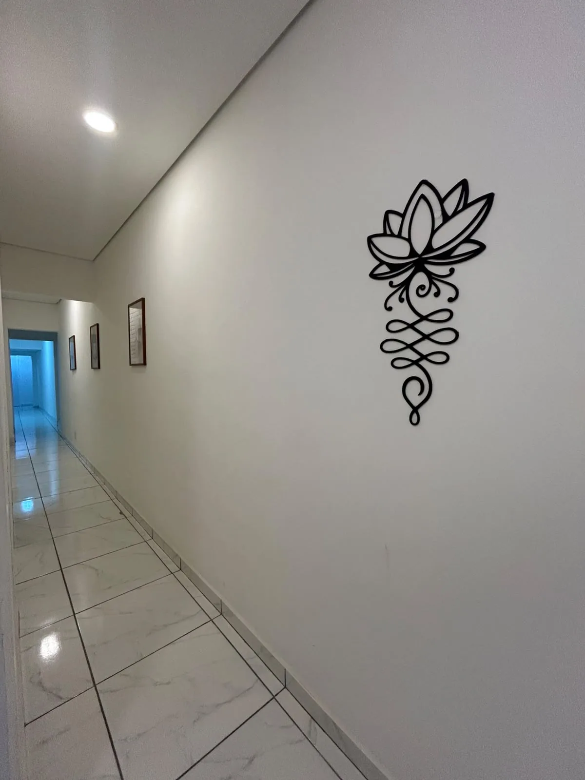 Corredor da Soul Spa com escultura de flor de lótus