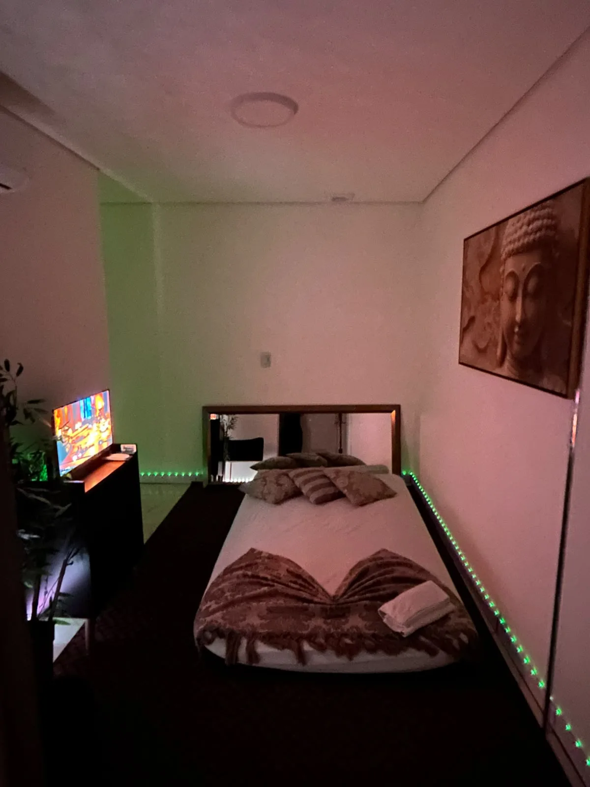 Sala privativa com iluminação lilás — Soul Spa