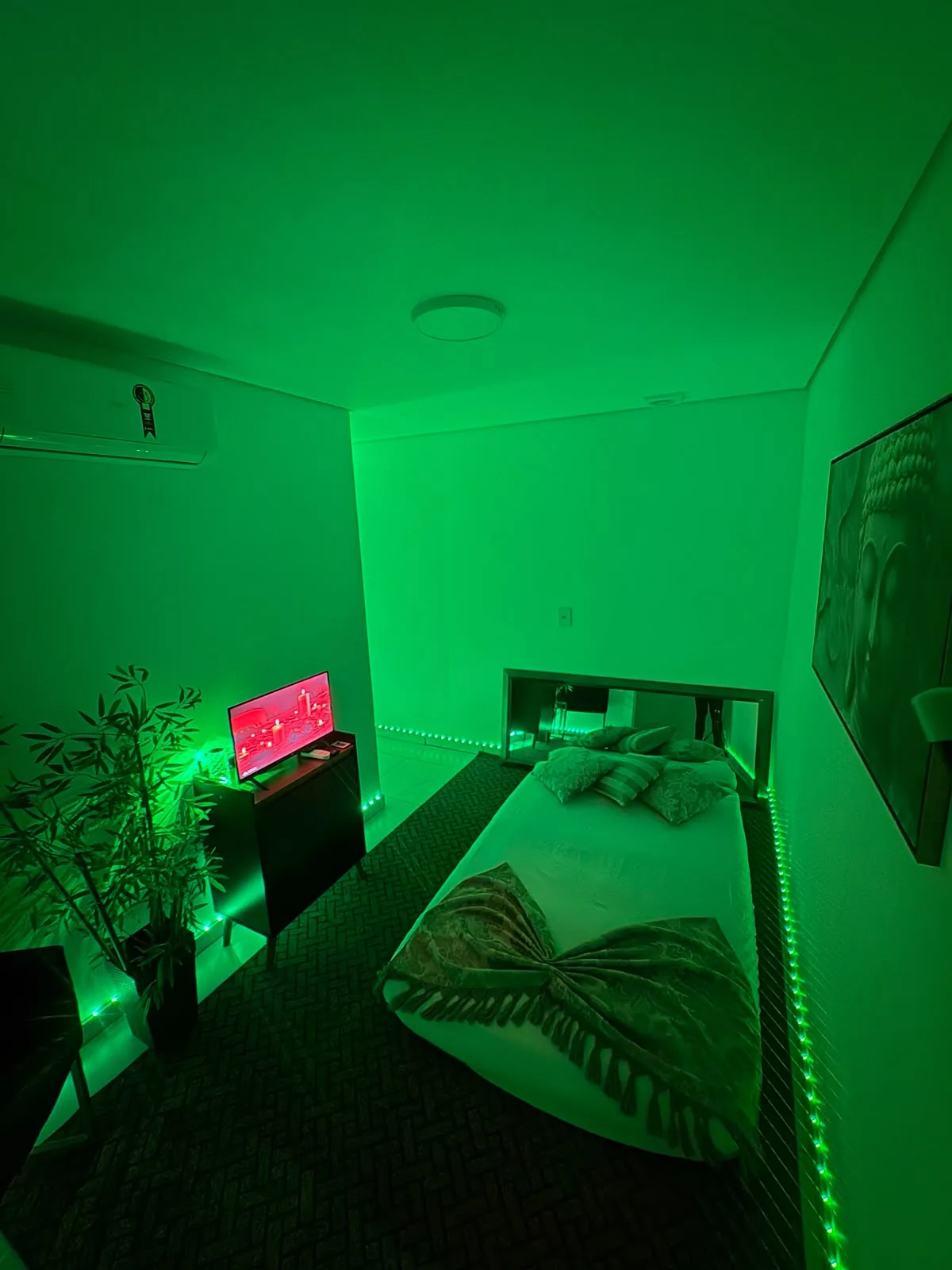 Sala privativa com iluminação verde — Soul Spa Pinheiros