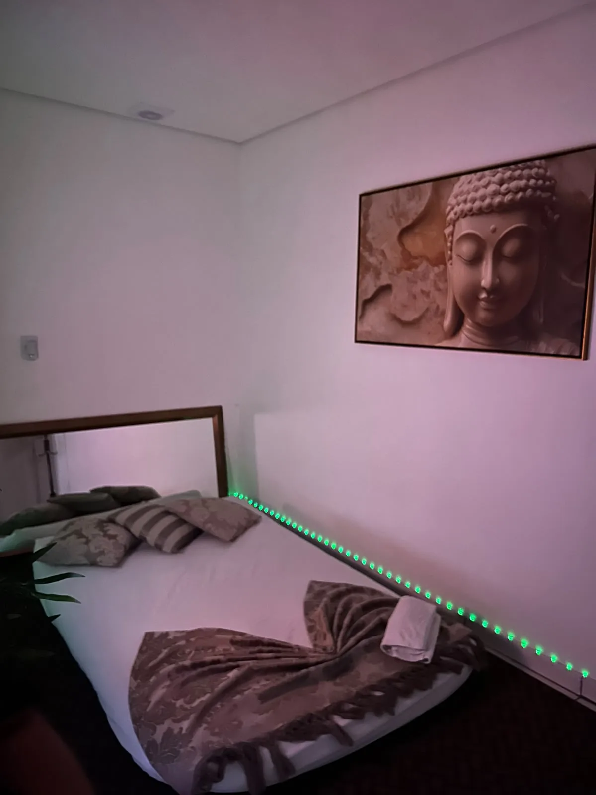 Sala de massagem tântrica com quadro de Buda — Soul Spa