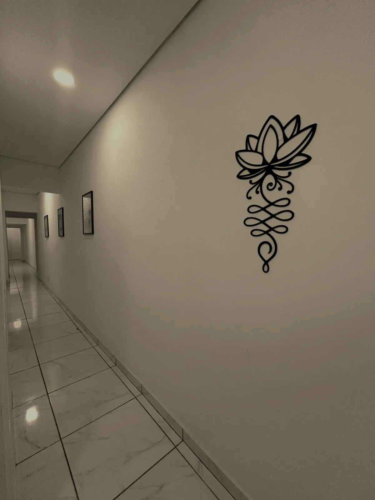 Corredor com escultura de flor de lótus